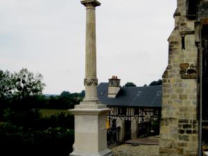 La  grande croix à l'entrée du cimetière