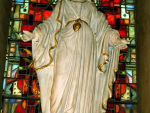 La vierge et son vitrail