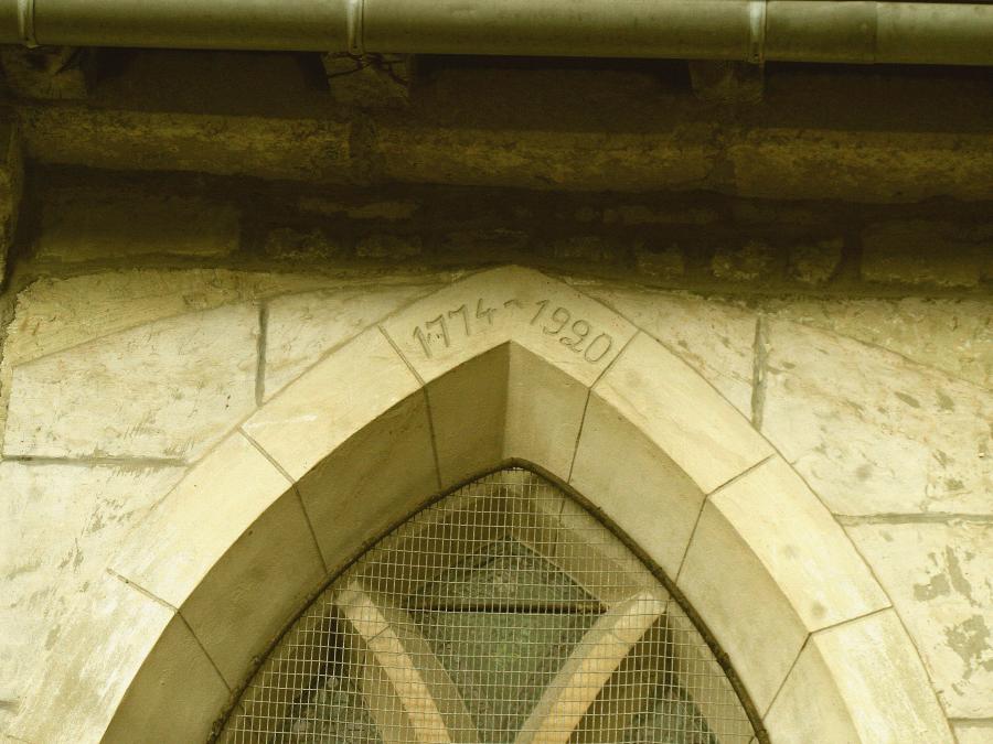 Les arcs supérieurs surbaissés portant les dates 1774-1920