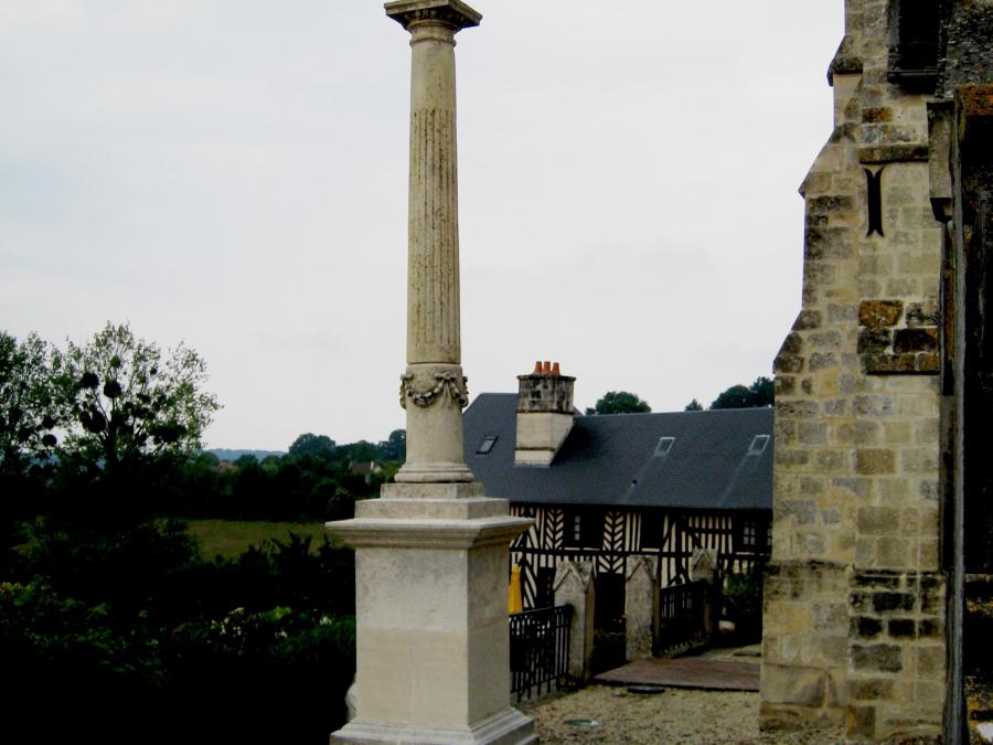 La  grande croix à l'entrée du cimetière